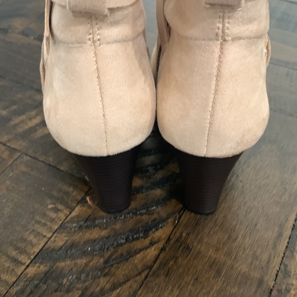 Womens sz 6 pointed toe ankle boots suede beige tan - Picture 4 of 7